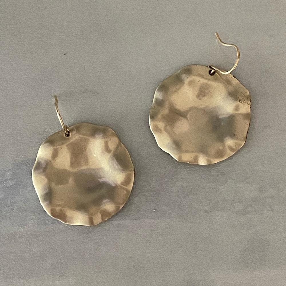NWOT Adorable Kenneth Cole Reaction Hammered Disc Drop Goldtone Earrings